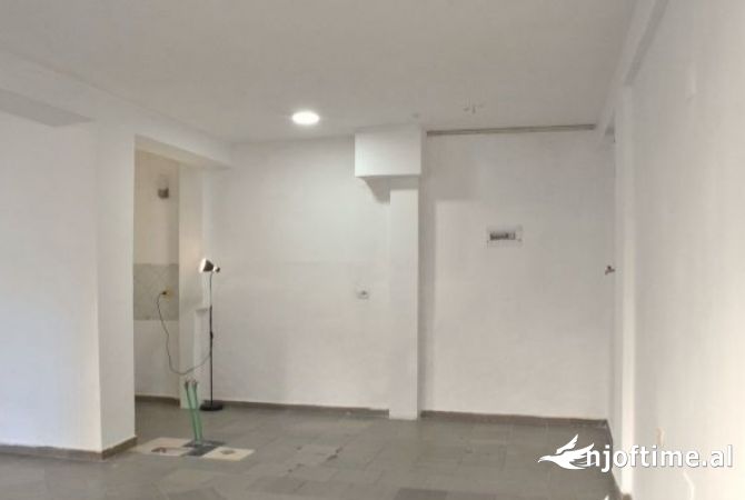 Jepet me qera ambient biznesi 50m2 ne Qytet Studenti