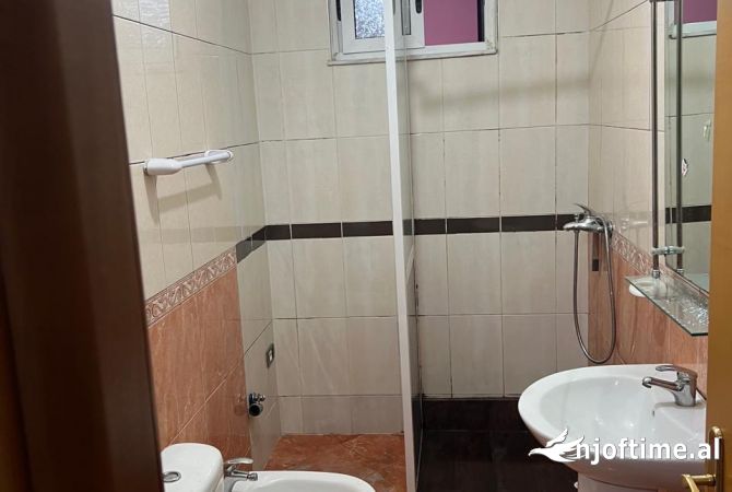Shtepi me qera Apartament ne Tirane, 2+1, Mobilimi Bosh, pa mobiluar, Pagesa 550  Euro.