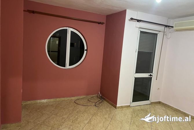 Shtepi me qera Apartament ne Tirane, 2+1, Mobilimi Bosh, pa mobiluar, Pagesa 550  Euro.