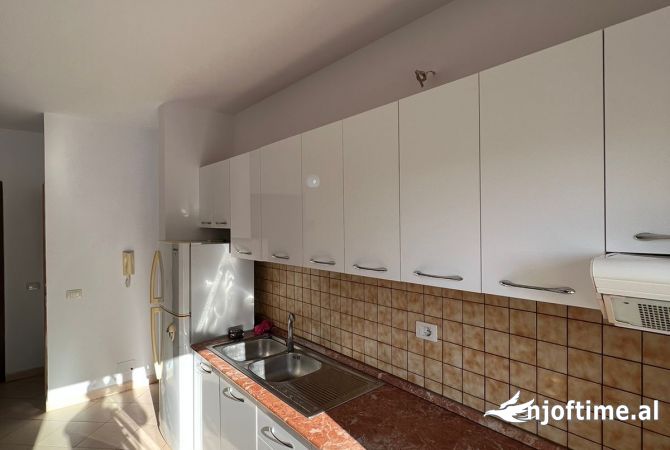 Shtepi ne shitje Apartament ne Tirane, 1+1, Mobilimi E mobiluar, Pagesa 160,000  Euro.