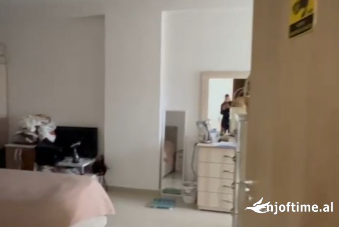 Shtepi ne shitje Apartament ne Tirane, 2+1, Mobilimi E mobiluar, Pagesa 120,000  Euro.