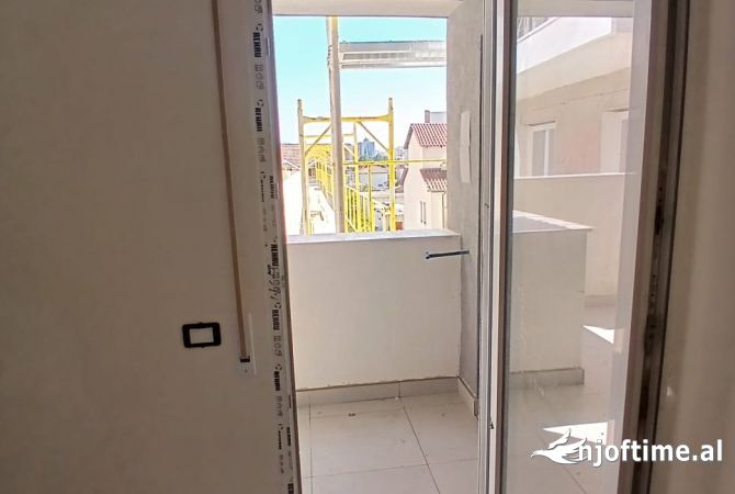 Shtepi ne shitje Apartament ne Tirane, 1+1, Mobilimi Bosh, pa mobiluar, Pagesa 117,000  Euro.