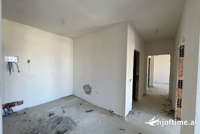 Shtepi ne shitje Apartament ne Tirane, 2+1, Mobilimi Bosh, pa mobiluar, Pagesa 176,120  Euro.