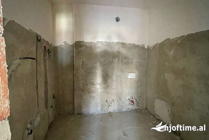 Shtepi ne shitje Apartament ne Tirane, 2+1, Mobilimi Bosh, pa mobiluar, Pagesa 176,120  Euro.