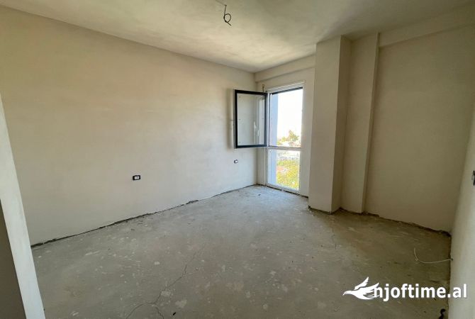 Shtepi ne shitje Apartament ne Tirane, 2+1, Mobilimi Bosh, pa mobiluar, Pagesa 176,120  Euro.