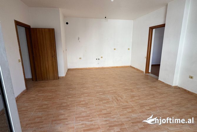 Shtepi ne shitje Apartament ne Tirane, 3+1, Mobilimi Bosh, pa mobiluar, Pagesa 192,900  Euro.