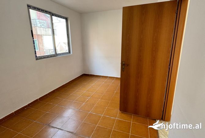 Shtepi ne shitje Apartament ne Tirane, 3+1, Mobilimi Bosh, pa mobiluar, Pagesa 192,900  Euro.