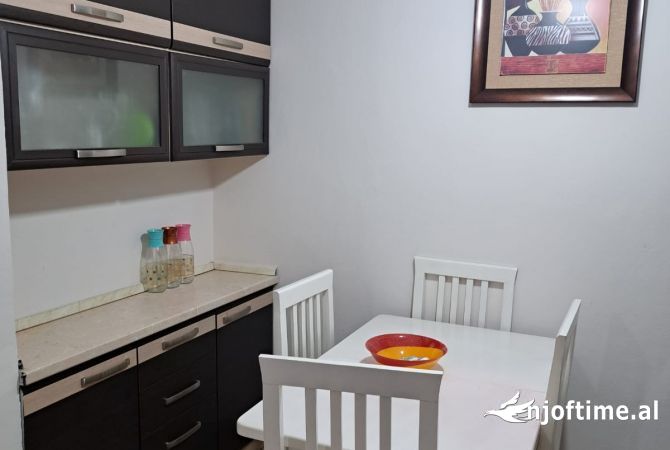 Shtepi me qera Apartament ne Tirane, 2+1, Mobilimi E mobiluar, Pagesa 50,000  Leke.