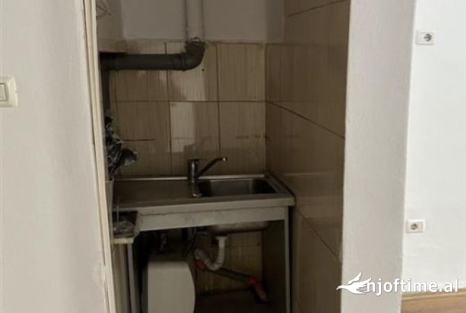 Shtepi ne shitje Apartament ne Tirane, 3+1, Mobilimi E mobiluar, Pagesa 135,000  Euro.