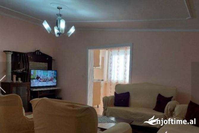Shtepi ne shitje Apartament ne Tirane, 3+1, Mobilimi E mobiluar, Pagesa 135,000  Euro.