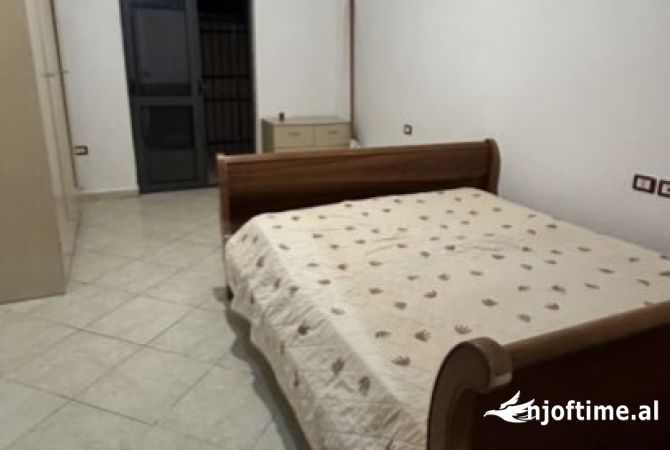 Shtepi me qera Apartament ne Tirane, 3+1, Mobilimi E mobiluar, Pagesa 500  Euro.