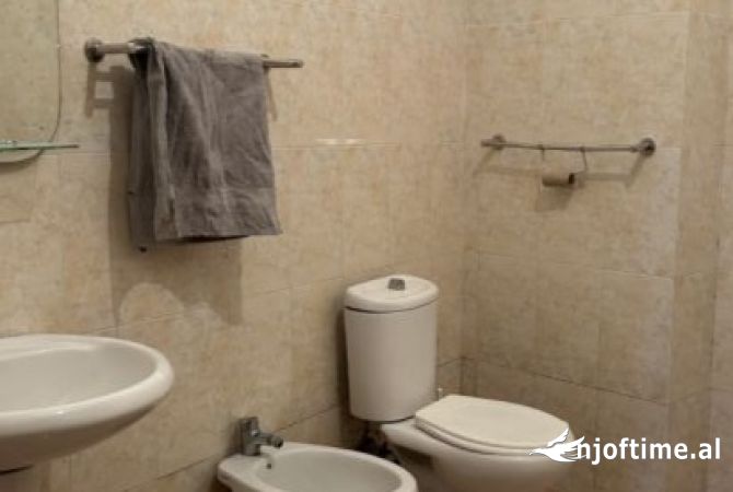 Shtepi me qera Apartament ne Tirane, 3+1, Mobilimi E mobiluar, Pagesa 500  Euro.