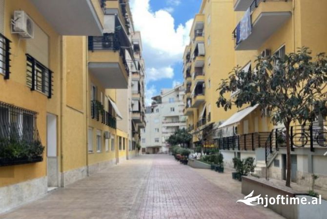 Shtepi me qera Apartament ne Tirane, 2+1, Mobilimi E mobiluar, Pagesa 700  Euro.