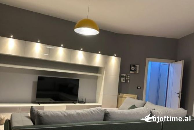 Shtepi me qera 2+1 ne Tirane - 800 Euro