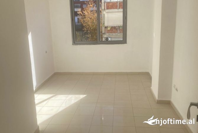 Shtepi ne shitje Apartament ne Tirane, 2+1, Mobilimi Bosh, pa mobiluar, Pagesa 84,999  Euro.