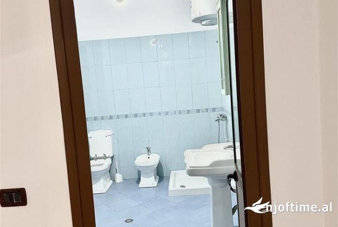 Shtepi me qera Apartament ne Tirane, 2+1, Mobilimi Pjeserisht e mobiluar, Pagesa 30,000  Leke.