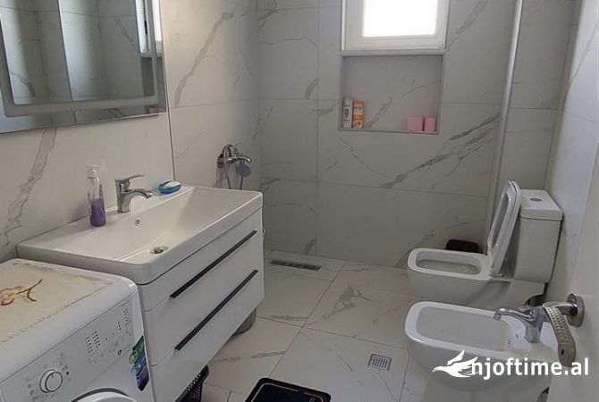 Jepet apartament 120m2 me qera / Myslym Shyri / Kati 2 / Ambjent Biznesi / Buze Rruge / 1.000Euro 