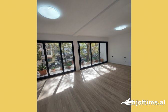 Ambient biznesi me qera 3+1 ne Tirane - 1,000 Euro