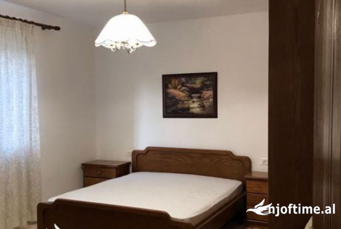 Shtepi me qera Apartament ne Tirane, 3+1, Mobilimi E mobiluar, Pagesa 60,000  Leke.