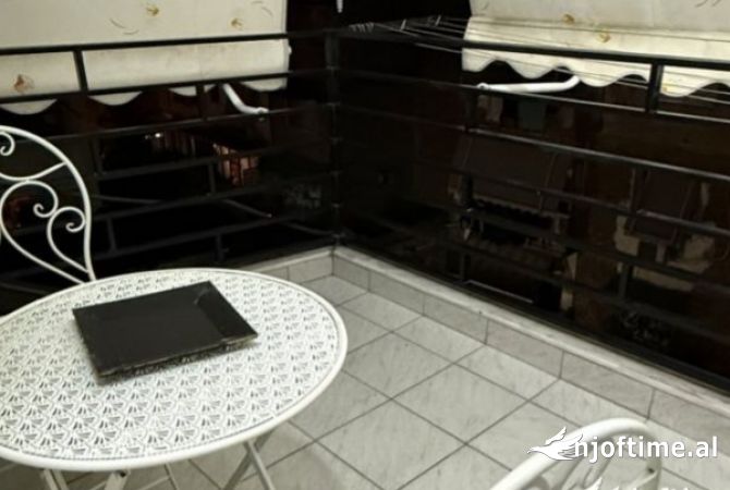 Shtepi me qera Apartament ne Tirane, 2+1, Mobilimi E mobiluar, Pagesa 700  Euro.