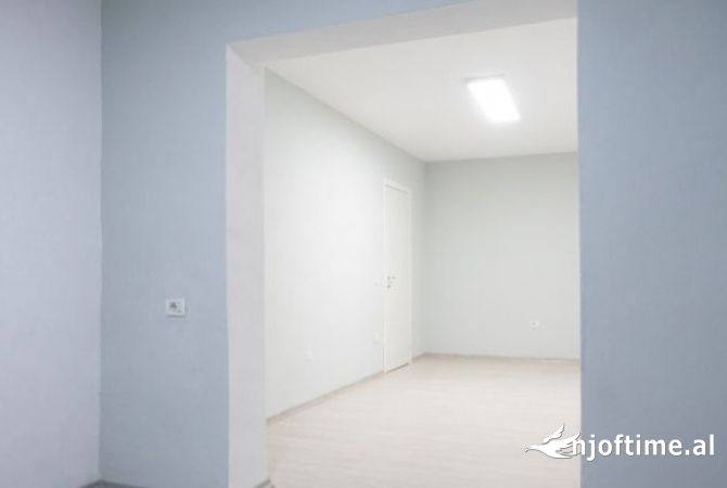 Ambient biznesi me qera 3+1 ne Tirane - 100,000 Leke