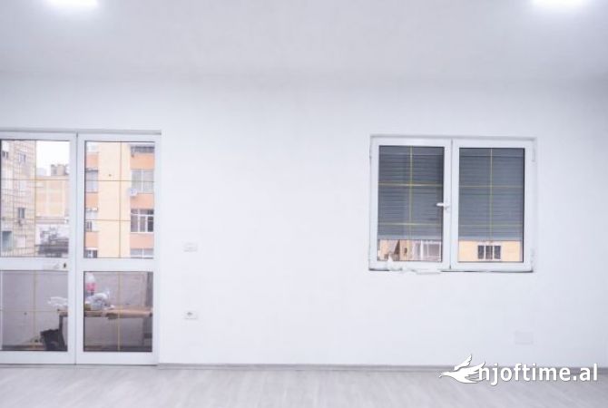 Ambient biznesi me qera 3+1 ne Tirane - 100,000 Leke