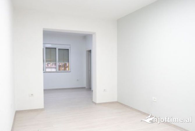 Ambient biznesi me qera 3+1 ne Tirane - 100,000 Leke