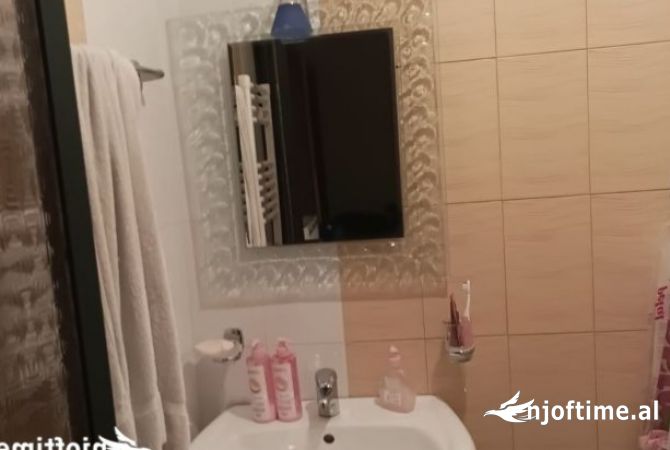 Shtepi me qera Apartament ne Tirane, 3+1, Mobilimi E mobiluar, Pagesa 50,000  Leke.