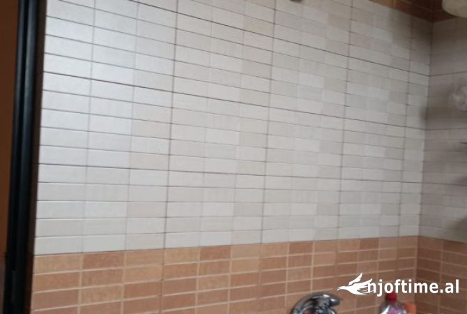 Shtepi me qera Apartament ne Tirane, 3+1, Mobilimi E mobiluar, Pagesa 50,000  Leke.