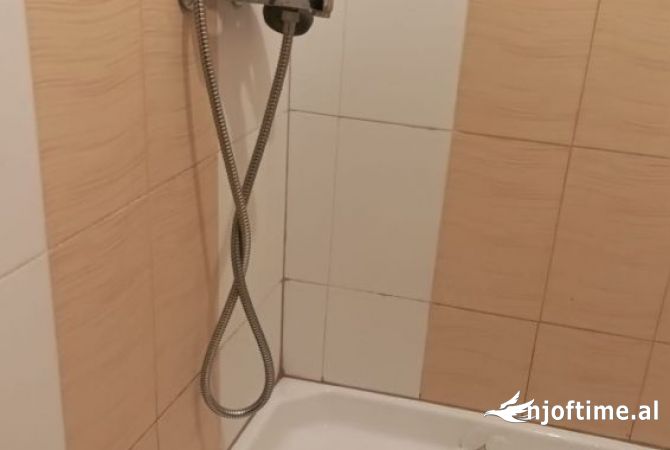 Shtepi me qera Apartament ne Tirane, 3+1, Mobilimi E mobiluar, Pagesa 50,000  Leke.