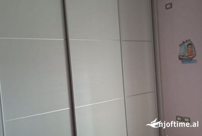 Shtepi me qera Apartament ne Tirane, 3+1, Mobilimi E mobiluar, Pagesa 50,000  Leke.