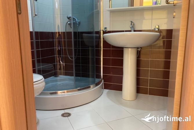 Shtepi me qera Apartament ne Tirane, 2+1, Mobilimi E mobiluar, Pagesa 670  Euro.