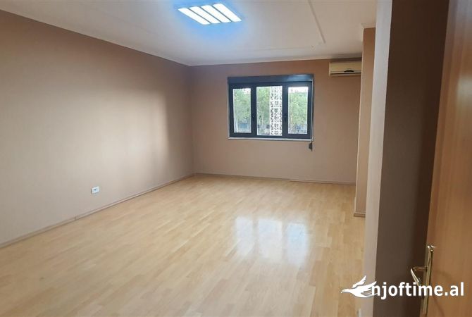 Ambient biznesi me qera 3+1 ne Tirane - 1,400 Euro