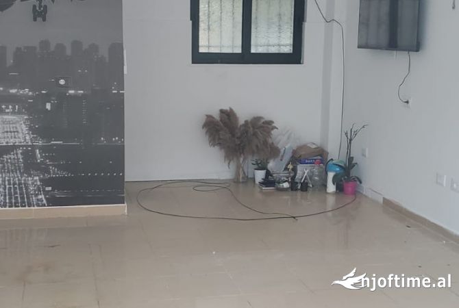Ambient biznesi me qera 1+1 ne Tirane - 60,000 Leke