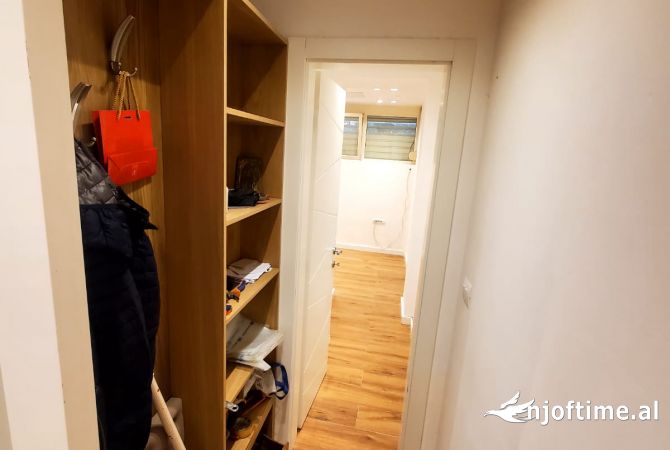 Shtepi ne shitje Apartament ne Tirane, 2+1, Mobilimi Pjeserisht e mobiluar, Pagesa 152,000  Euro.