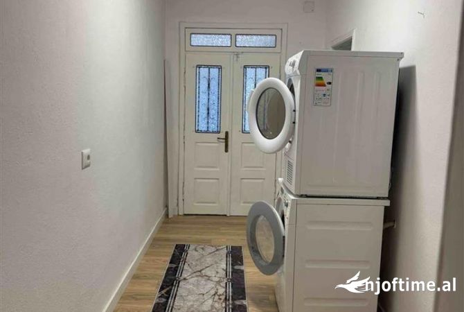 Shtepi me qera Apartament ne Tirane, 1+1, Mobilimi E mobiluar, Pagesa 400  Euro.