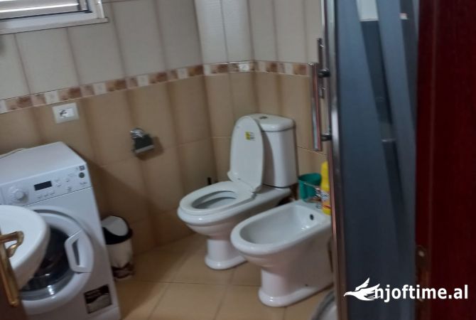 Shtepi me qera Shtepi Private ne Tirane, 2+1, Mobilimi E mobiluar, Pagesa 50,000  Leke.