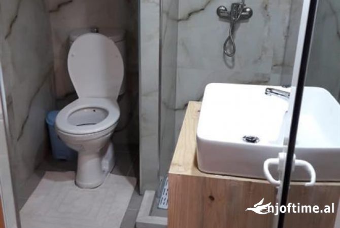 Shtepi me qera Penthose(kati i fundit panoramik) ne Tirane, 1+1, Mobilimi E mobiluar, Pagesa 320  Euro.