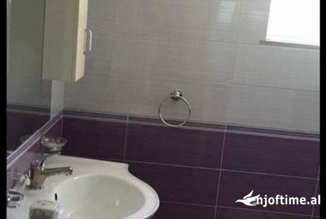 Shtepi me qera Apartament ne Tirane, 3+1, Mobilimi Pjeserisht e mobiluar, Pagesa 500  Euro.