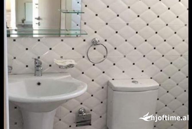 Shtepi me qera Apartament ne Tirane, 3+1, Mobilimi Pjeserisht e mobiluar, Pagesa 500  Euro.