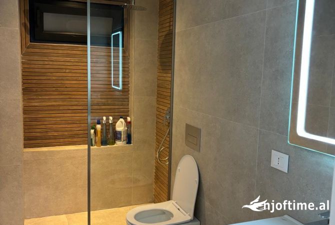 Shtepi me qera Apartament ne Tirane, 2+1, Mobilimi Pjeserisht e mobiluar, Pagesa 70,000  Leke.