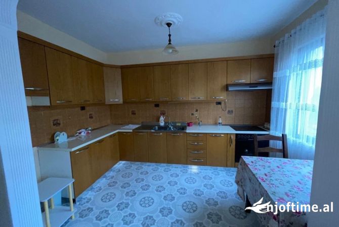 Shtepi me qera 4+1 ne Tirane - 40,000 Leke