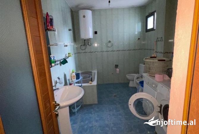 Shtepi me qera Apartament ne Tirane, 4+1, Mobilimi E mobiluar, Pagesa 40,000  Leke.