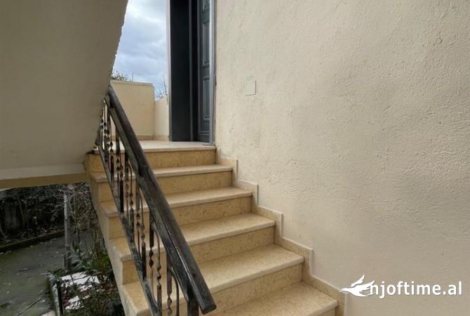 Shtepi me qera Apartament ne Tirane, 4+1, Mobilimi E mobiluar, Pagesa 40,000  Leke.