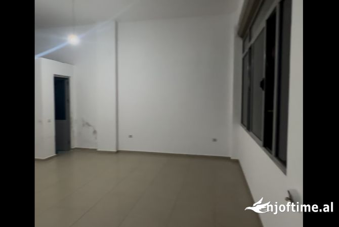 Shitet Dyqan 46.2m2 ne Yzberisht 