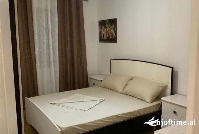 Shtepi me qera Apartament ne Tirane, 3+1, Mobilimi E mobiluar, Pagesa 700  Euro.