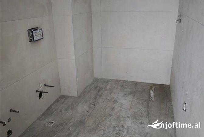 Shtepi ne shitje Apartament ne Tirane, 1+1, Mobilimi Bosh, pa mobiluar, Pagesa 82,500  Euro.