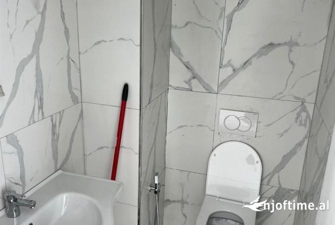 Jepet ambjent per zyra tek Lake View , liqeni artificial