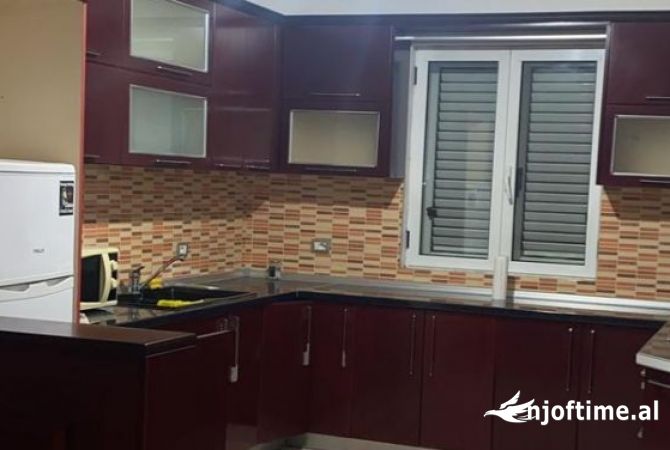 Shtepi me qera Shtepi Private ne Tirane, 3+1, Mobilimi E mobiluar, Pagesa 50,000  Leke.