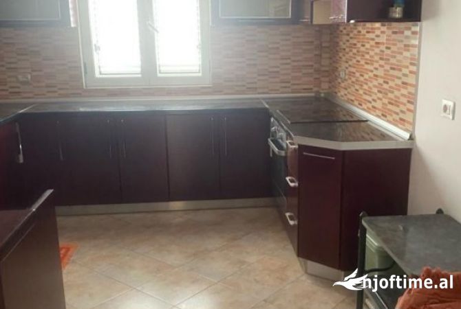 Shtepi me qera Shtepi Private ne Tirane, 3+1, Mobilimi E mobiluar, Pagesa 50,000  Leke.